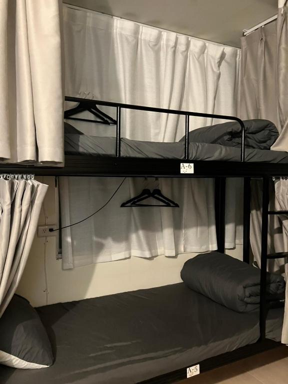 Palanda nebo palandy na pokoji v ubytování 阿霞袂睏MAMAzzzzHostel