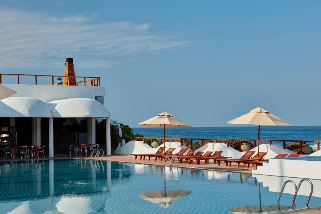 Bazén v ubytování Dickwella Resort and Spa nebo v jeho okolí