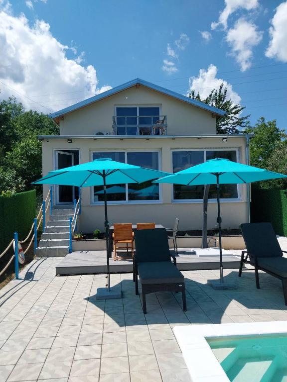 Bazén v ubytování Olive garden house nebo v jeho okolí