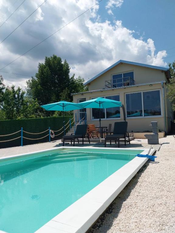 Bazén v ubytování Olive garden house nebo v jeho okolí