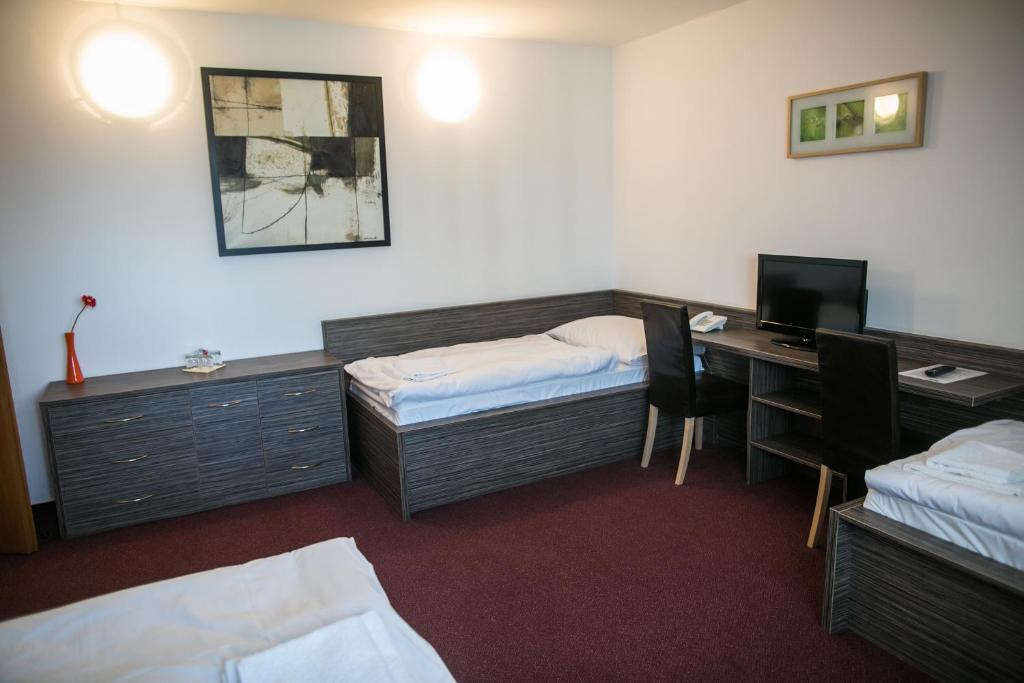 Postel nebo postele na pokoji v ubytování Hotel ROSE Břeclav
