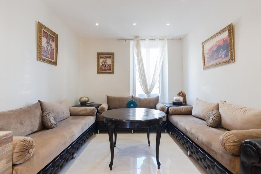 un salon avec un canapé et une table dans l'établissement Charmant appartement à 5min du Palais des Festivals, à Cannes