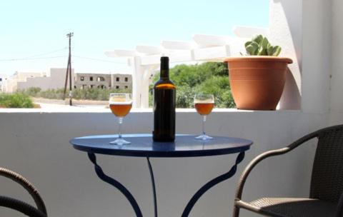 ペリッサにあるStudio Maryのワイン1本とグラス2杯付きのテーブル