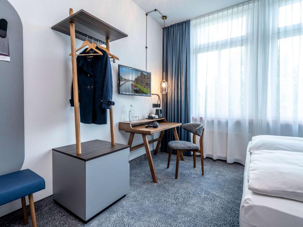 TV a/nebo společenská místnost v ubytování Mercure Hotel Luebeck City Center
