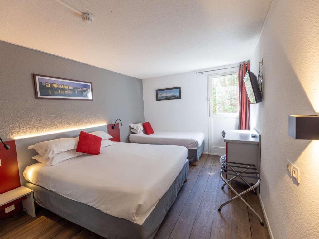 Postel nebo postele na pokoji v ubytování Hotel Donibane Saint-Jean-de-Luz