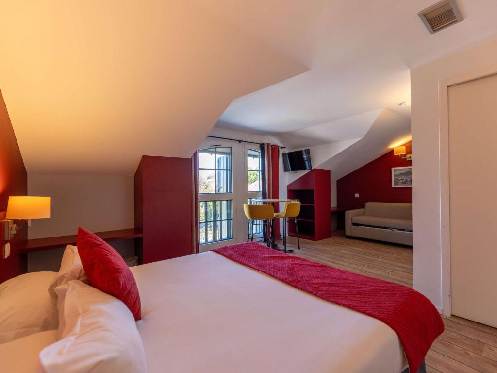 Postel nebo postele na pokoji v ubytování Hotel Donibane Saint-Jean-de-Luz