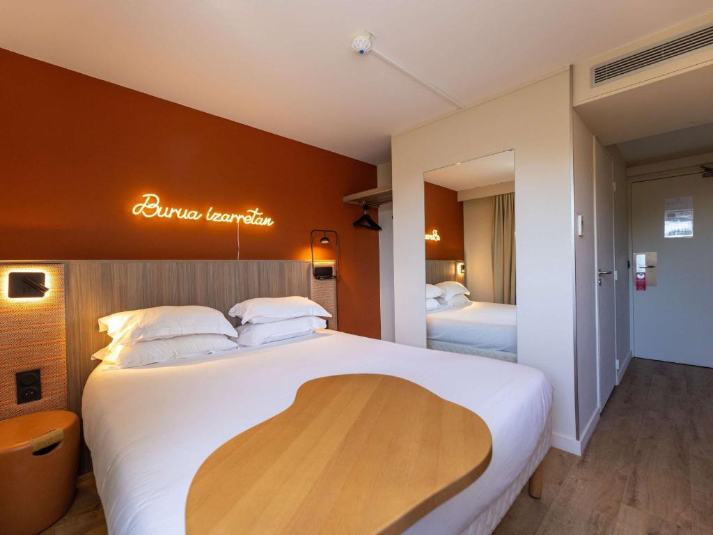 Postel nebo postele na pokoji v ubytování Hotel Donibane Saint-Jean-de-Luz