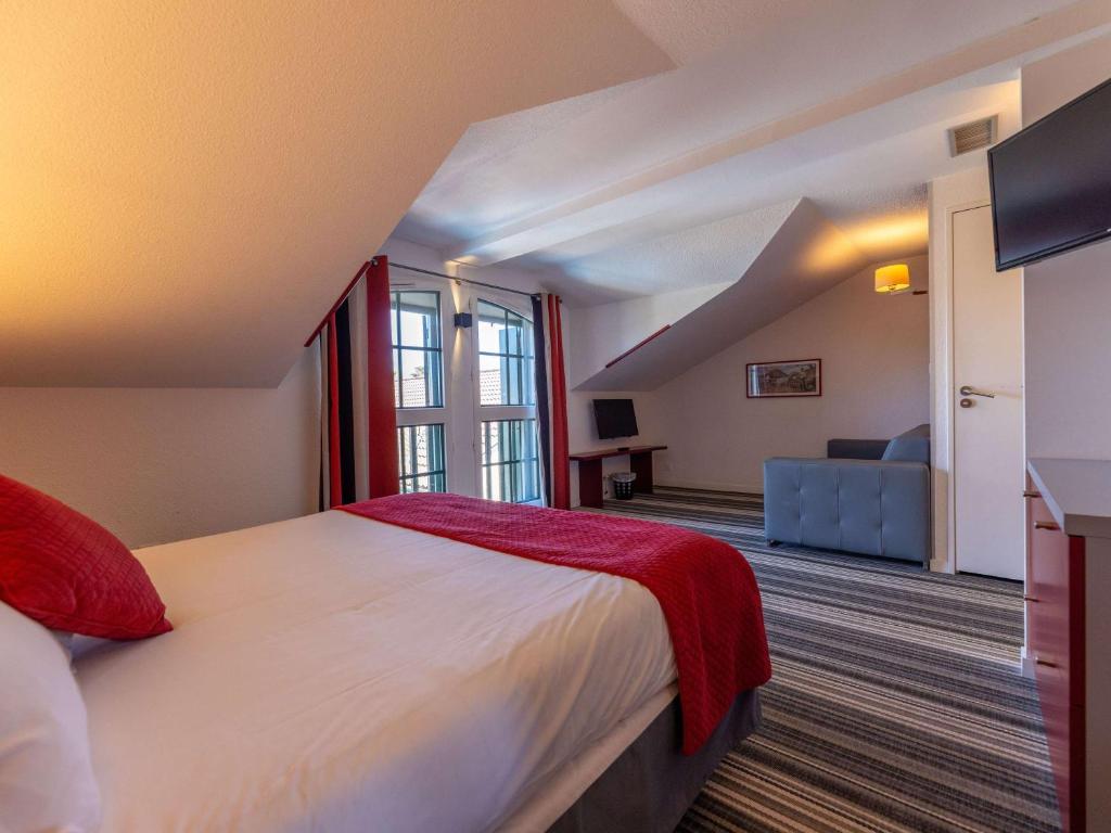 Postel nebo postele na pokoji v ubytování Hotel Donibane Saint-Jean-de-Luz