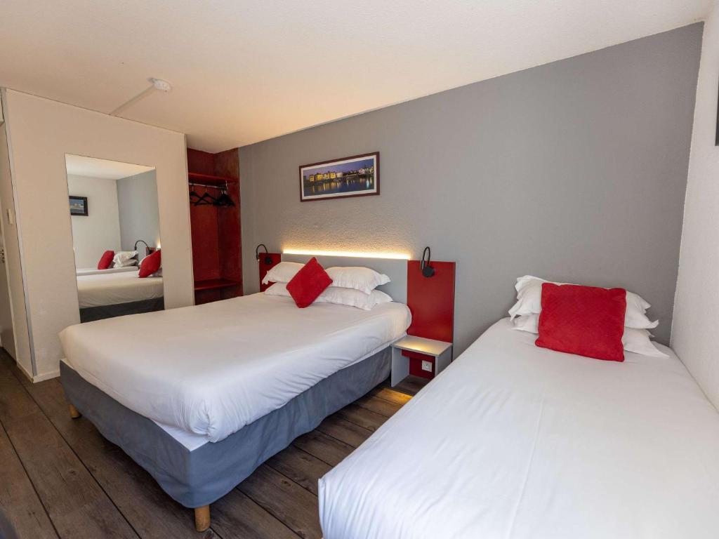 Postel nebo postele na pokoji v ubytování Hotel Donibane Saint-Jean-de-Luz