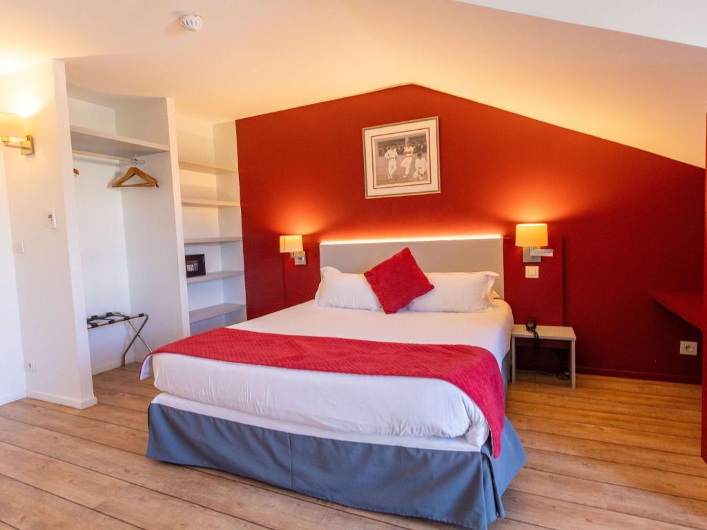 Postel nebo postele na pokoji v ubytování Hotel Donibane Saint-Jean-de-Luz