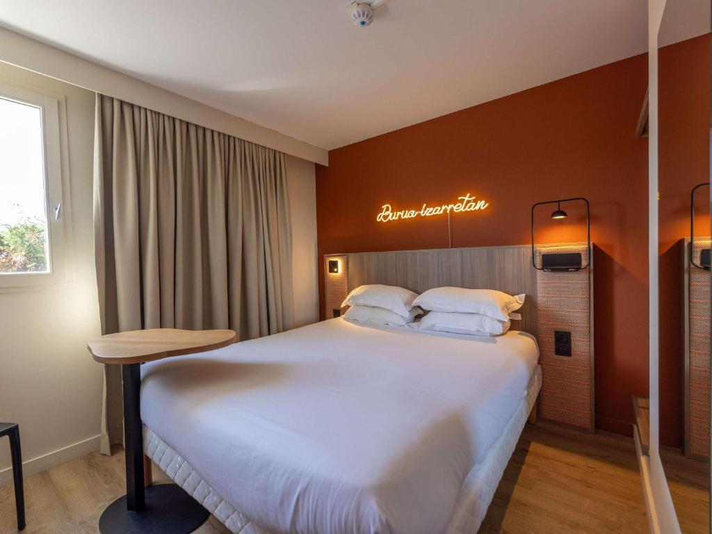 Postel nebo postele na pokoji v ubytování Hotel Donibane Saint-Jean-de-Luz