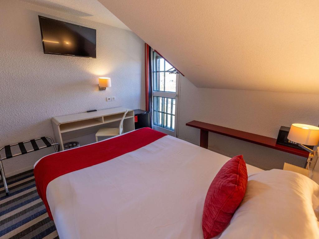 Postel nebo postele na pokoji v ubytování Hotel Donibane Saint-Jean-de-Luz