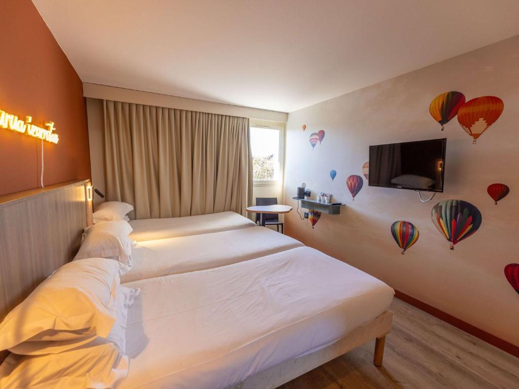 Postel nebo postele na pokoji v ubytování Hotel Donibane Saint-Jean-de-Luz