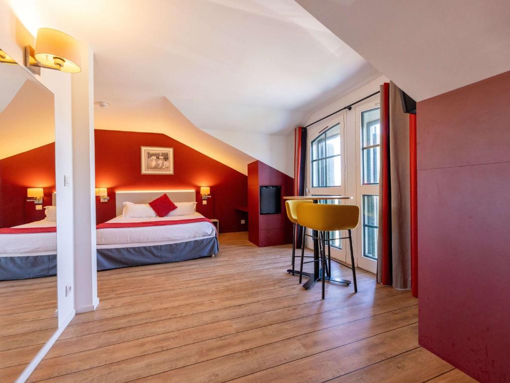 Postel nebo postele na pokoji v ubytování Hotel Donibane Saint-Jean-de-Luz
