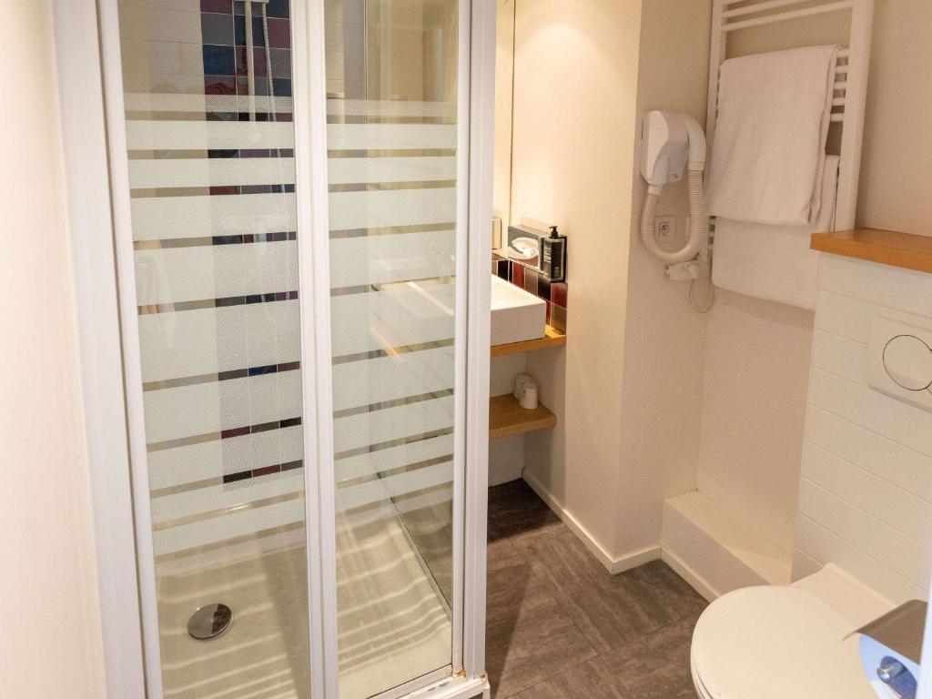 Koupelna v ubytování Hotel Donibane Saint-Jean-de-Luz