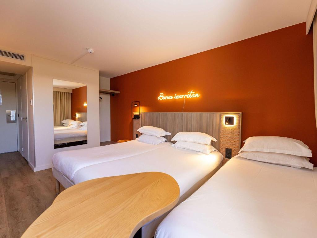 Postel nebo postele na pokoji v ubytování Hotel Donibane Saint-Jean-de-Luz