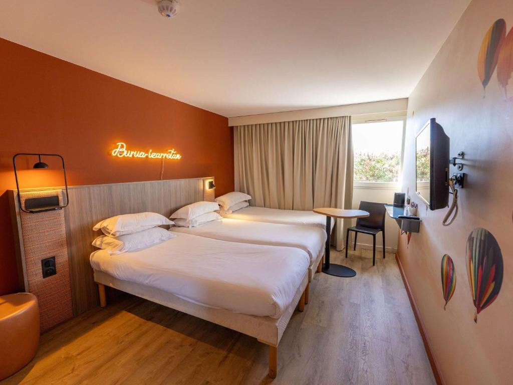 Postel nebo postele na pokoji v ubytování Hotel Donibane Saint-Jean-de-Luz