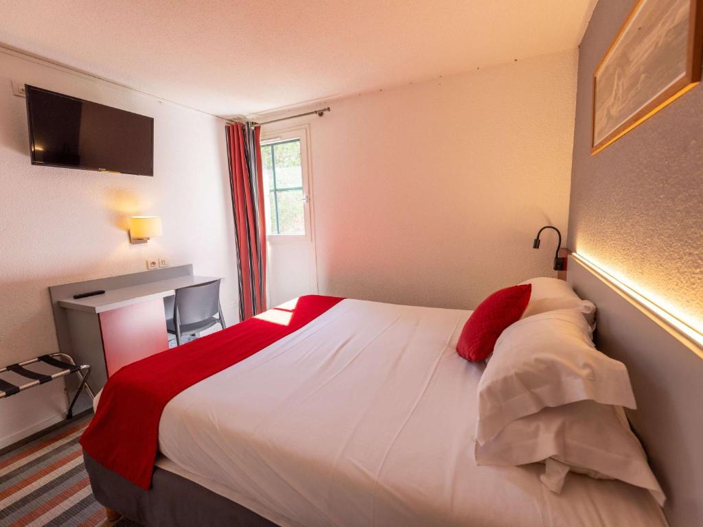Postel nebo postele na pokoji v ubytování Hotel Donibane Saint-Jean-de-Luz