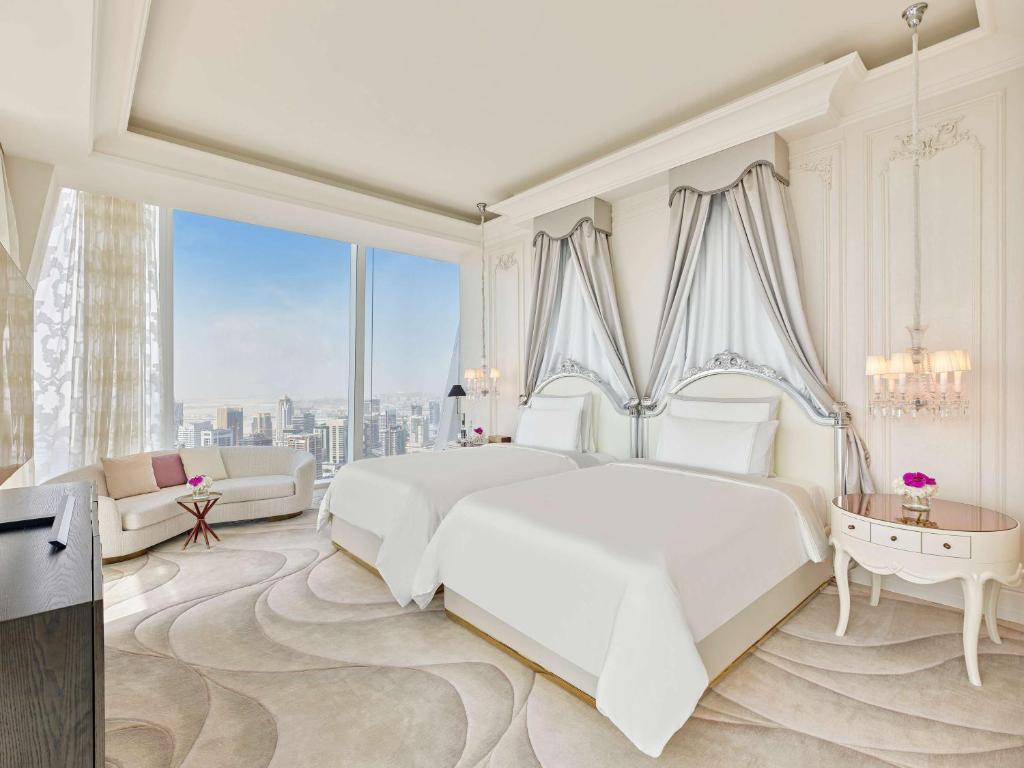 Ein Bett oder Betten in einem Zimmer der Unterkunft Fairmont Doha