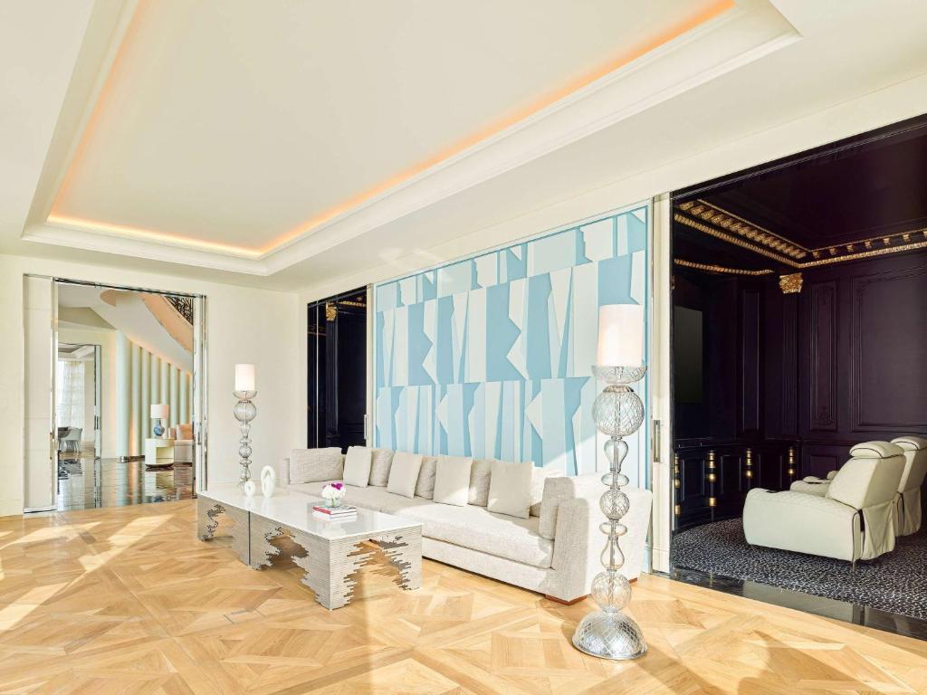 Ein Sitzbereich in der Unterkunft Fairmont Doha