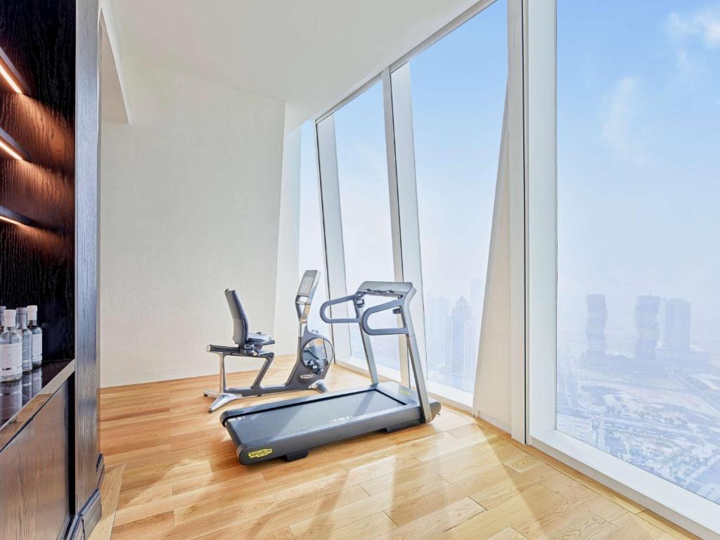 Das Fitnesscenter und/oder die Fitnesseinrichtungen in der Unterkunft Fairmont Doha