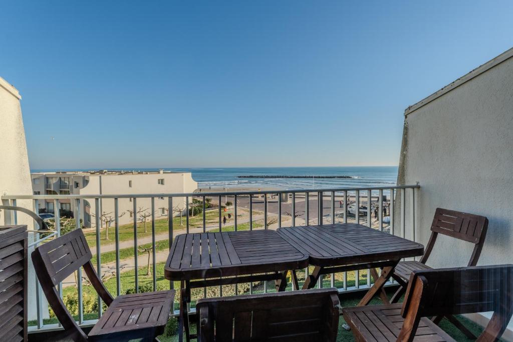une table et des chaises sur un balcon avec l'océan dans l'établissement Appartement vue mer et Parking, à Palavas-les-Flots