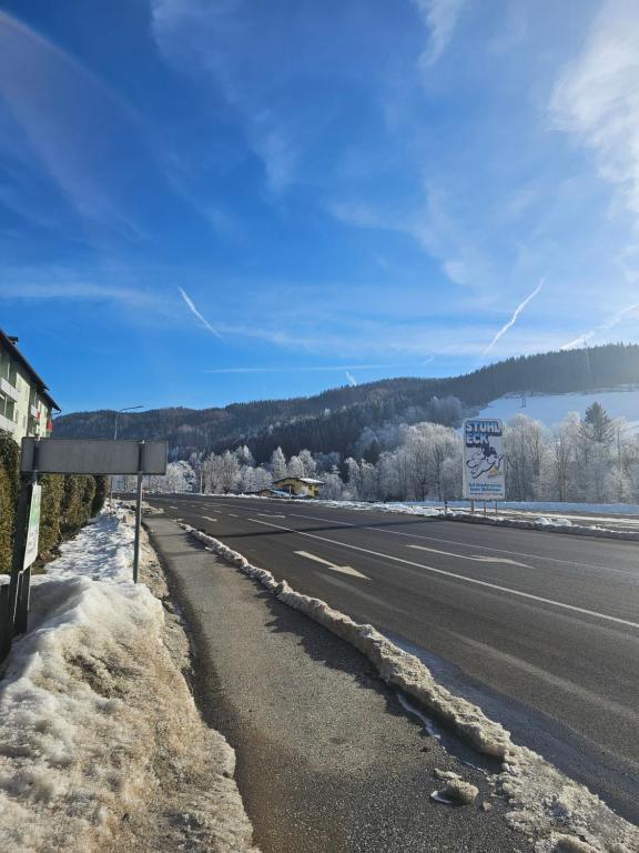 una strada vuota con neve sul lato della strada di Make Apartment a Spital am Semmering