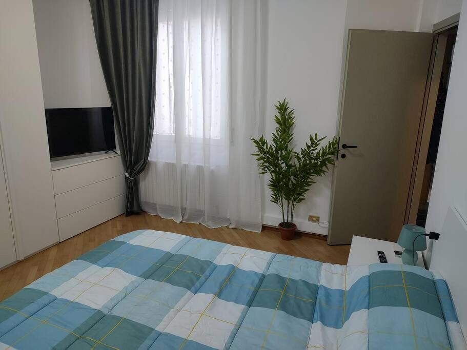 ein Schlafzimmer mit einem Bett und einer Topfpflanze in der Unterkunft Appartamento 2 camere 1 bagno in Voghera