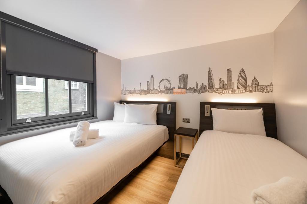 Postel nebo postele na pokoji v ubytování easyHotel Victoria