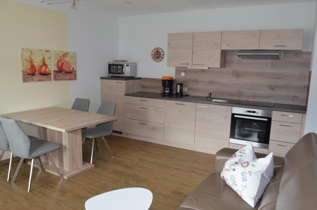 Een keuken of kitchenette bij Haus Regenbogen