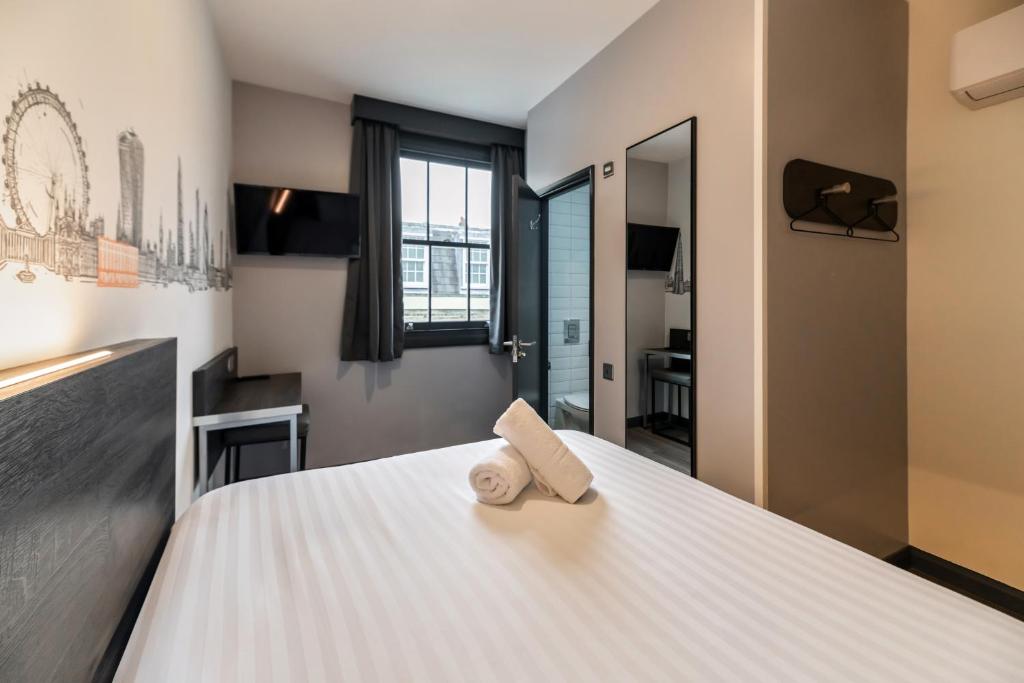 Postel nebo postele na pokoji v ubytování easyHotel Victoria