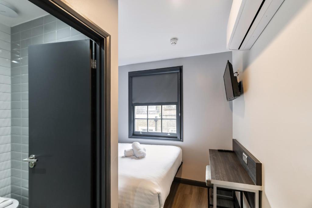 Postel nebo postele na pokoji v ubytování easyHotel Victoria