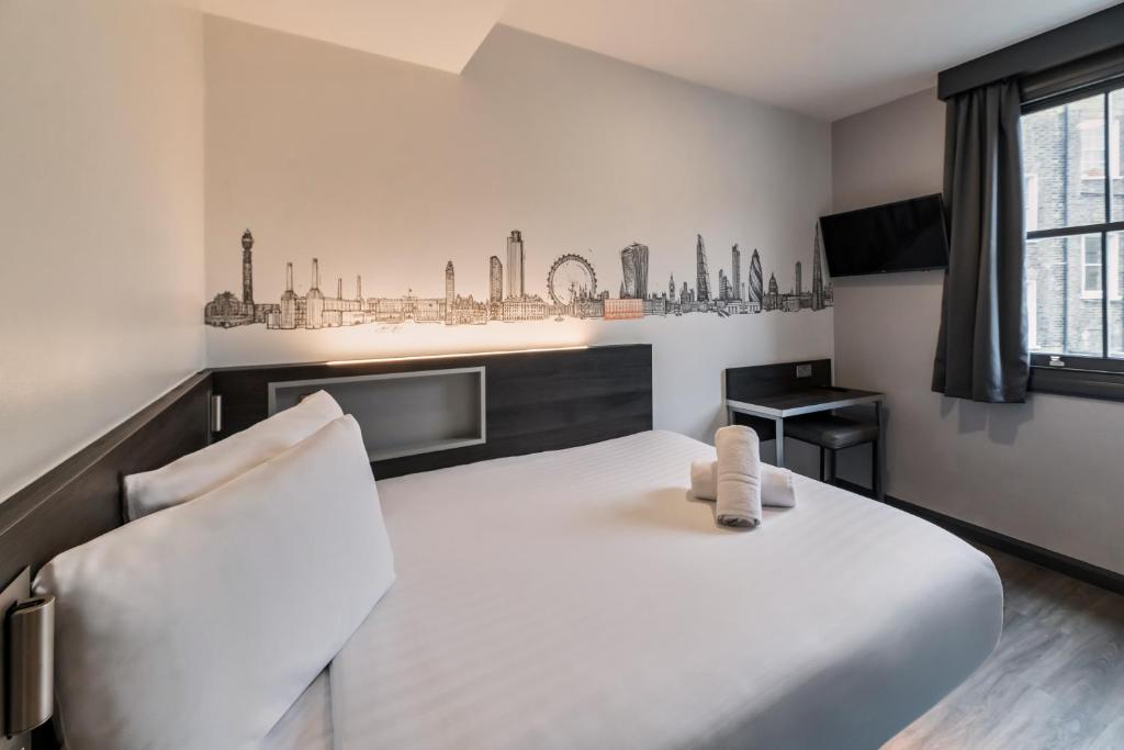 Postel nebo postele na pokoji v ubytování easyHotel Victoria