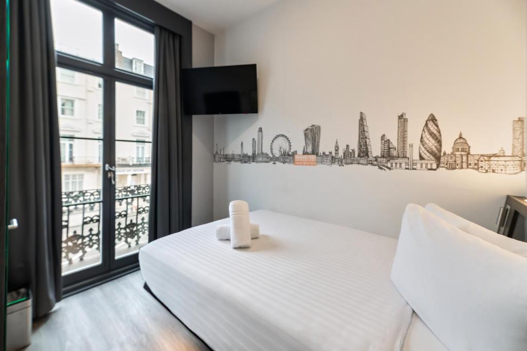 Postel nebo postele na pokoji v ubytování easyHotel Victoria