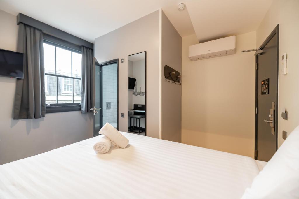 Postel nebo postele na pokoji v ubytování easyHotel Victoria