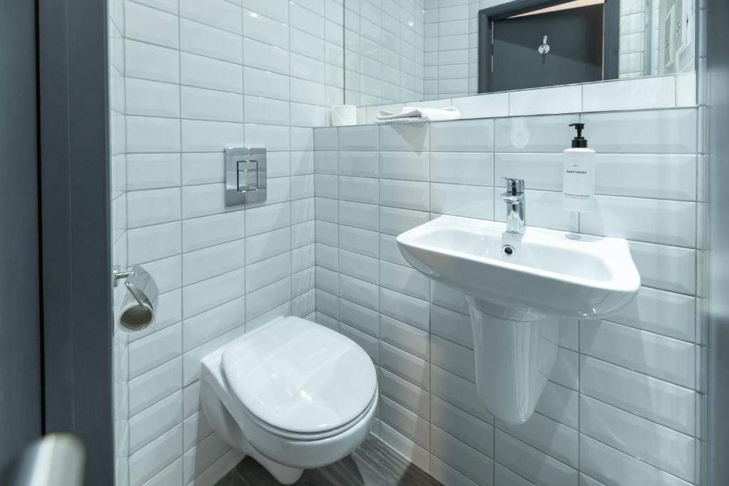 Koupelna v ubytování easyHotel Victoria
