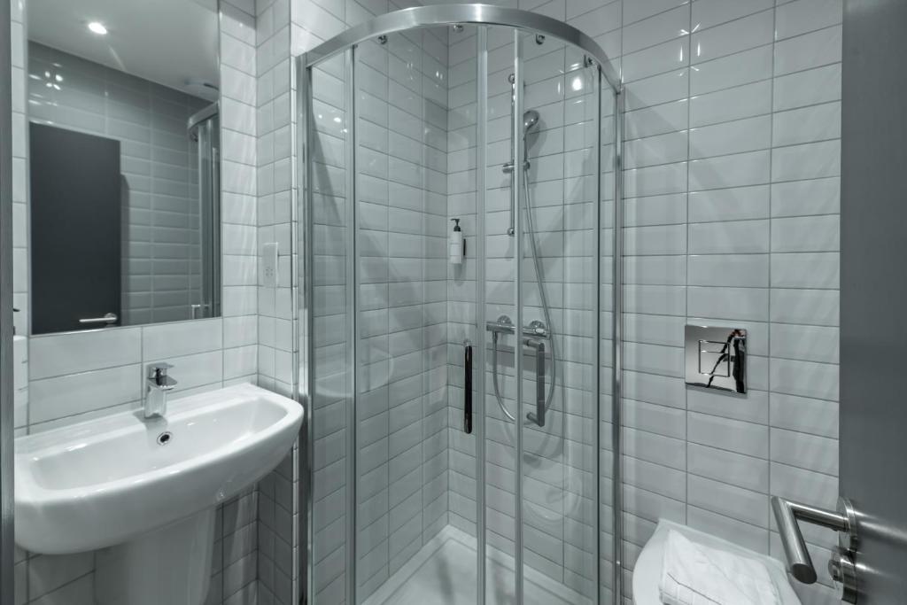 Koupelna v ubytování easyHotel Victoria