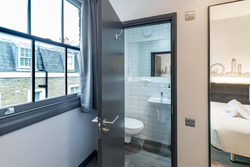Koupelna v ubytování easyHotel Victoria