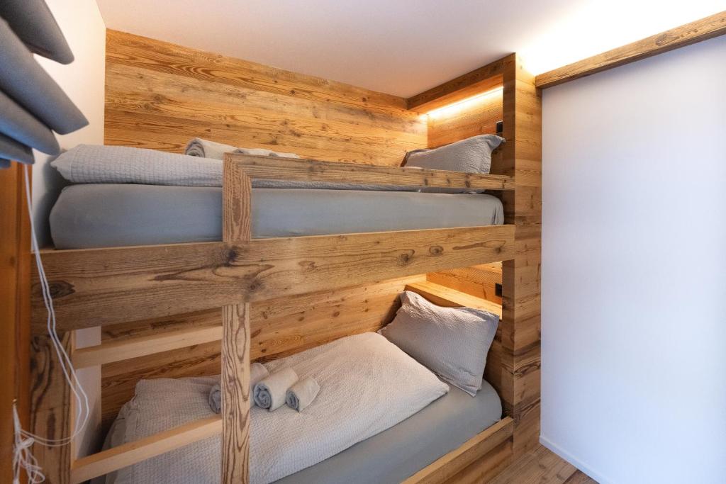 Postel nebo postele na pokoji v ubytování Lake 27 - St Moritz