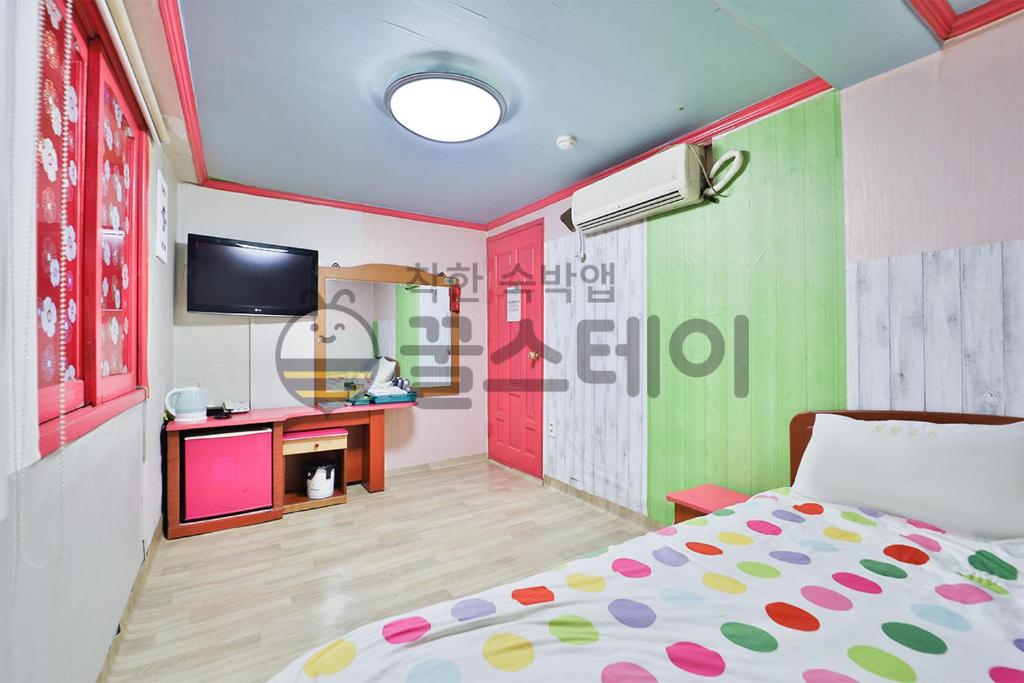 TV a/nebo společenská místnost v ubytování Seven Motel
