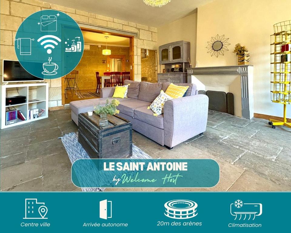 un salon avec un canapé et une cheminée dans l'établissement Le Saint Antoine, Centre Ville, 2 chambres, Clim, à Nîmes