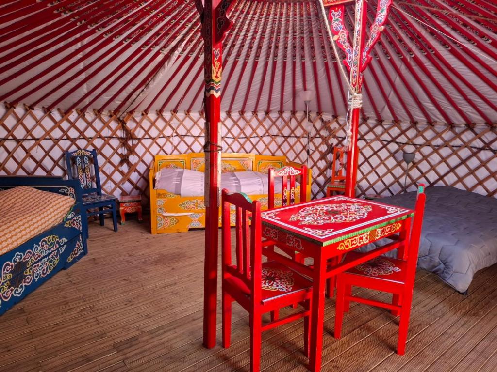 Postel nebo postele na pokoji v ubytování Le Village Insolite yourte et roulotte