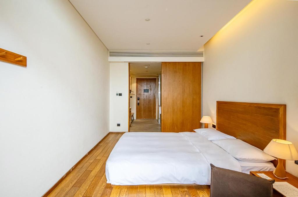 Postel nebo postele na pokoji v ubytování Taihua Wutong Hotel