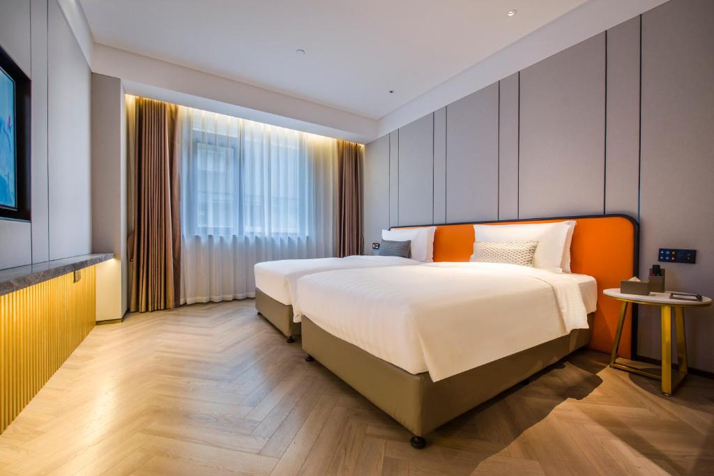 Postel nebo postele na pokoji v ubytování Elegant International Hotel Shanghai - Bund Sichuan Road North Metro Branch