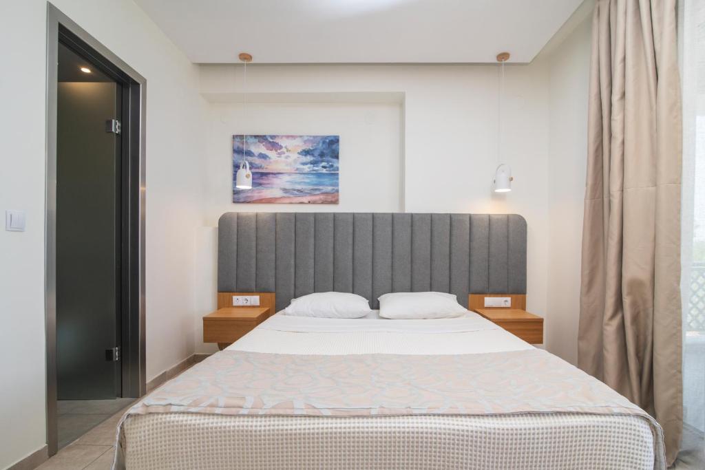 מיטה או מיטות בחדר ב-Aegean Sun Hotel