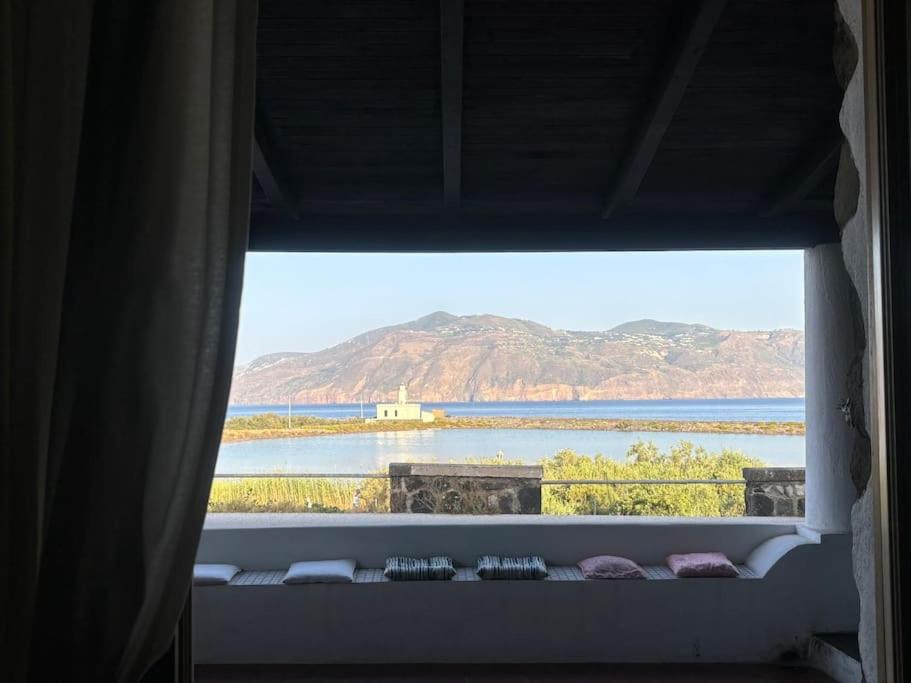 una finestra con vista su una cassa d'acqua di Vacanze Salina Monolocale vista mare a Lingua
