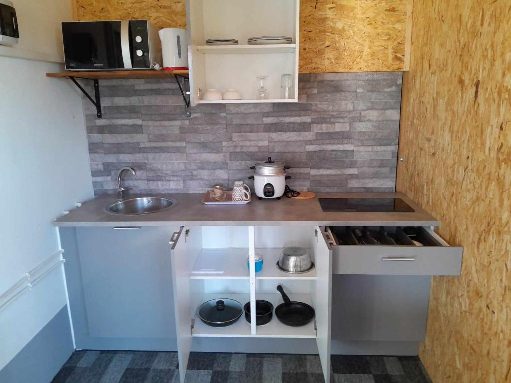 Kuchyň nebo kuchyňský kout v ubytování Ferme auberge le Ti'planteur