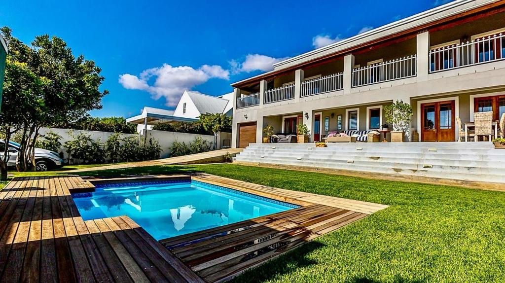 una casa con piscina en el patio en Ark de Triomphe, en Riebeek-Wes