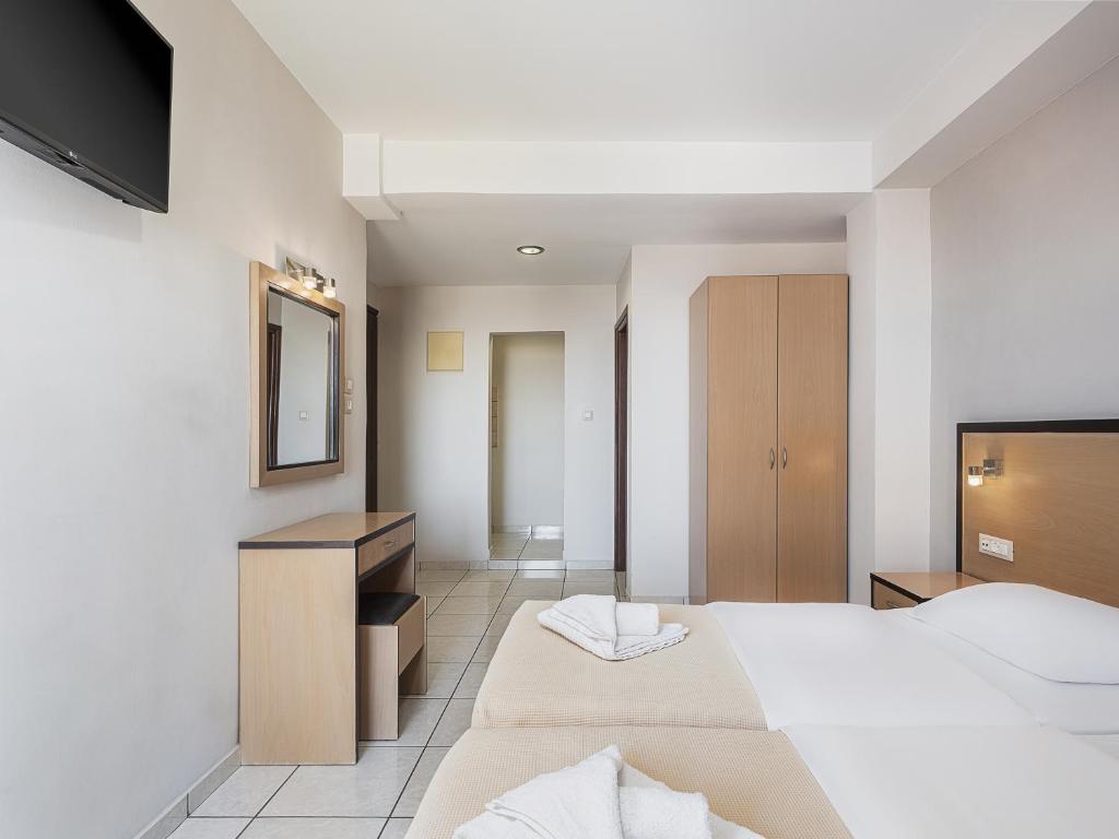 Postel nebo postele na pokoji v ubytování Theofilos City Hotel