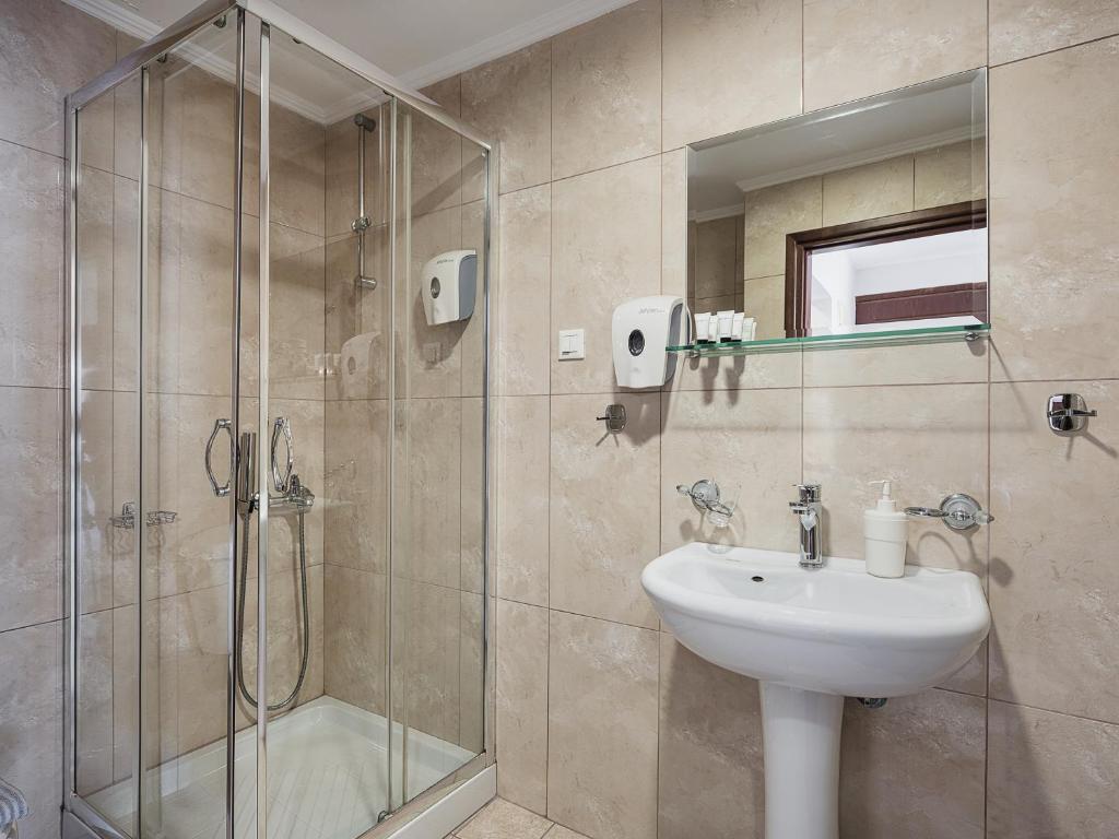 Koupelna v ubytování Theofilos City Hotel